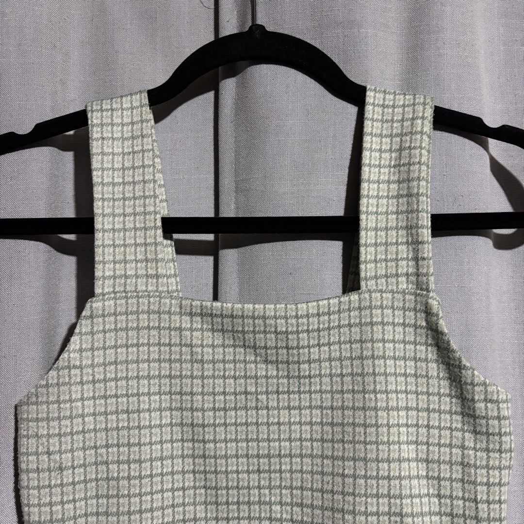American Eagle Green & Cream Plaid Crop Top (Category: Sleeveless) located in Tanjay. Submitted by febmarie (Listing ID 1469330965, Image 2). Description: .