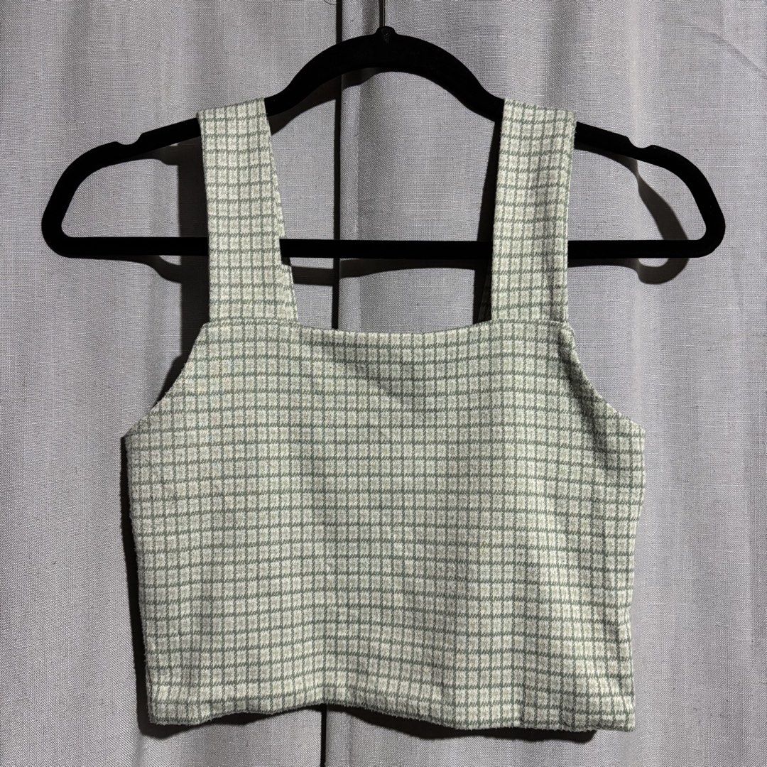 American Eagle Green & Cream Plaid Crop Top (Category: Sleeveless) located in Tanjay. Submitted by febmarie (Listing ID 1469330965, Image 1). Description: .