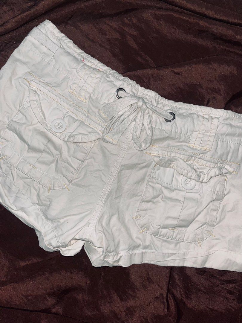 American Eagle White Floral Cargo Shorts (Category: Shorts) located in Dagupan City. Submitted by shanadongsb (Listing ID 1469352692, Image 3). Description: - Brand: American Eagle - Color: Classic White - Fit: Comfy casual summer staple - Waist: Drawstring detail with button closure - Pockets: Back pockets with secure button flaps - Special Detail: Embroidered flower decorations on the inside waistband.