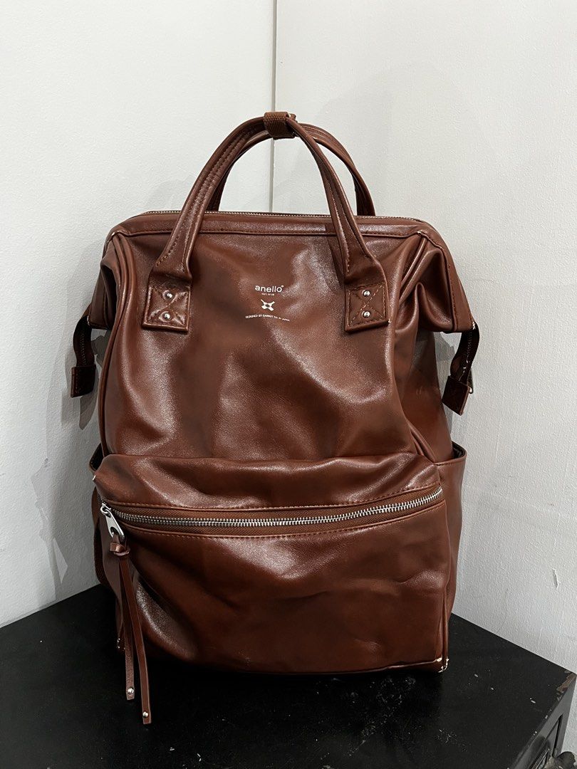 Anello Premium Faux Leather backpack (Category: Luxury Bags & Wallets) located in Valencia. Submitted by yaku_lux (Listing ID 1469277241, Image 1). Description: Brown faux leather hinged-frame backpack by the brand Anello (model AT-B1519 / AT-B1511 vintage-style faux leather series). Issue is visible on pictures.