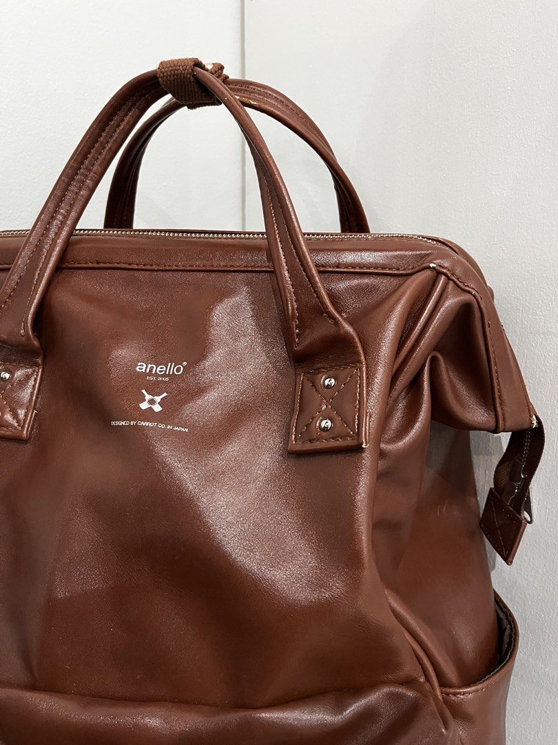 Anello Premium Faux Leather backpack (Category: Luxury Bags & Wallets) located in Valencia. Submitted by yaku_lux (Listing ID 1469277241, Image 3). Description: Brown faux leather hinged-frame backpack by the brand Anello (model AT-B1519 / AT-B1511 vintage-style faux leather series). Issue is visible on pictures.