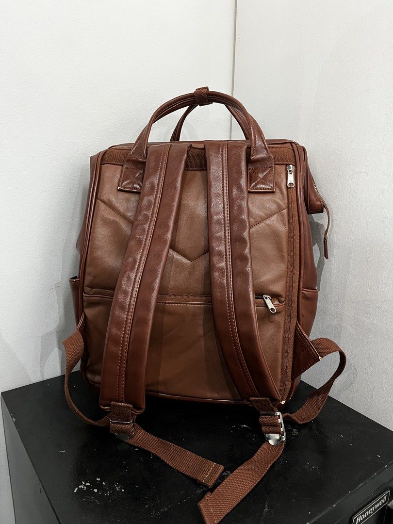 Anello Premium Faux Leather backpack (Category: Luxury Bags & Wallets) located in Valencia. Submitted by yaku_lux (Listing ID 1469277241, Image 2). Description: Brown faux leather hinged-frame backpack by the brand Anello (model AT-B1519 / AT-B1511 vintage-style faux leather series). Issue is visible on pictures.