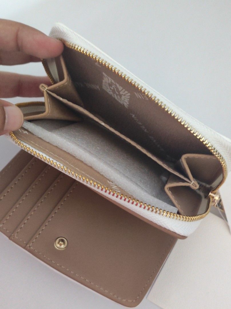 Anne Klein Bifold Wallet (Category: Wallets & Card holders) located in Bulacan. Submitted by finefindstuffbykdc_ (Listing ID 1469308101, Image 3). Description: Onhand Pinas.