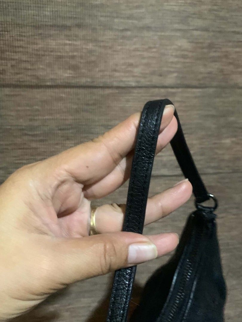 Anne Klein Black Leather Shoulder Bag (Category: Shoulder Bags) located in Aliaga. Submitted by akishaoshop2010. (Listing ID 1469175159, Image 2). Description: - Brand: Anne Klein - Material: Soft black pebble leather - Style: Slouchy hobo shoulder bag with single strap drop - Closure: Zip top with double leather pull tabs - Details: Subtle embossed AK logo near the top edge - Size: Compact and spacious enough for daily essentials - Condition: Ex