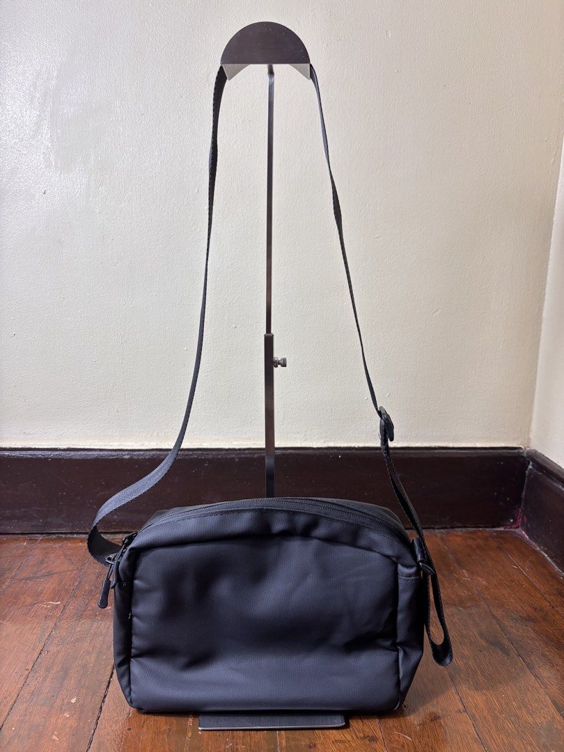 Apex Camera Bag (Category: Sling Bags) located in Manila. Submitted by earlylifecrisis (Listing ID 1469171035, Image 3). Description: Condition 9/10 Measure it by inch Width: 12 Length: 7.5 Depth: 4.5 Handle:19.5 •Refund / Returns not allowed allowed •Please do check the dimensions size on labels sometimes are not accurate on the sizing •Ask me before purchasing.