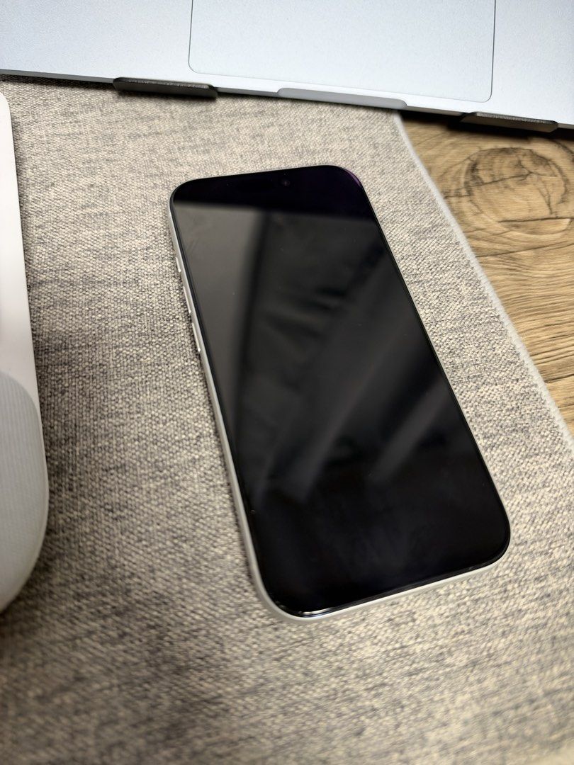 Apple iPhone (Category: iPhone 17 Series) located in Magalang. Submitted by afdvd (Listing ID 1469312427, Image 3). Description: -Iphone 17 pro 256 gb Silver - No scratches, no dents, no issue. - This is my personal phone, not a reseller po. - Check all you want. - Comes with box and orig cord. Negotiable, lalo if for pick-up. :) RFS: got the 18 pro max. .