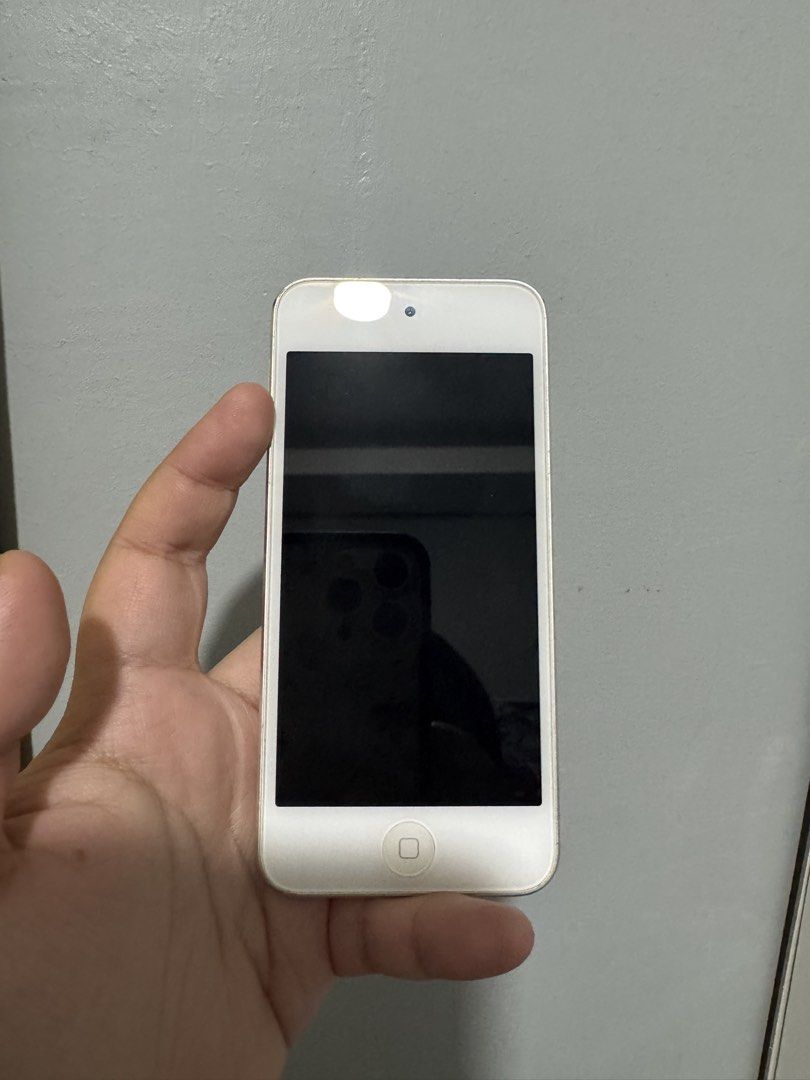 Apple iPod touch 5th Gen 64GB Silver (Category: Portable Music Players) located in Cavite. Submitted by randomstuffsph (Listing ID 1469237864, Image 2). Description: FS: Ipod Touch 5th gen 64GB Issues: * Dents * Yellowish tint sa side pag nasa white screen but not visible naman pag dark ang bg * Please manage your expectations sa battery, matagal na hindi nagamit so medyo mabilis na malowbat * Cameras, sound, charging port, all buttons working ✅ 