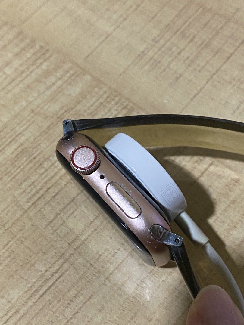 Apple Watch SE (Category: Wearables & Smart Watches) located in Manila. Submitted by ndecmaj (Listing ID 1469177166, Image 2). Description: ‼️ RUSH ‼️ ✔️ no other defects other than the surface scratches ✔️ iphone pairing works well ✔️ wire charger and three straps are included - can do meet up around QC and lalamove ‼️ RUSH ‼️.