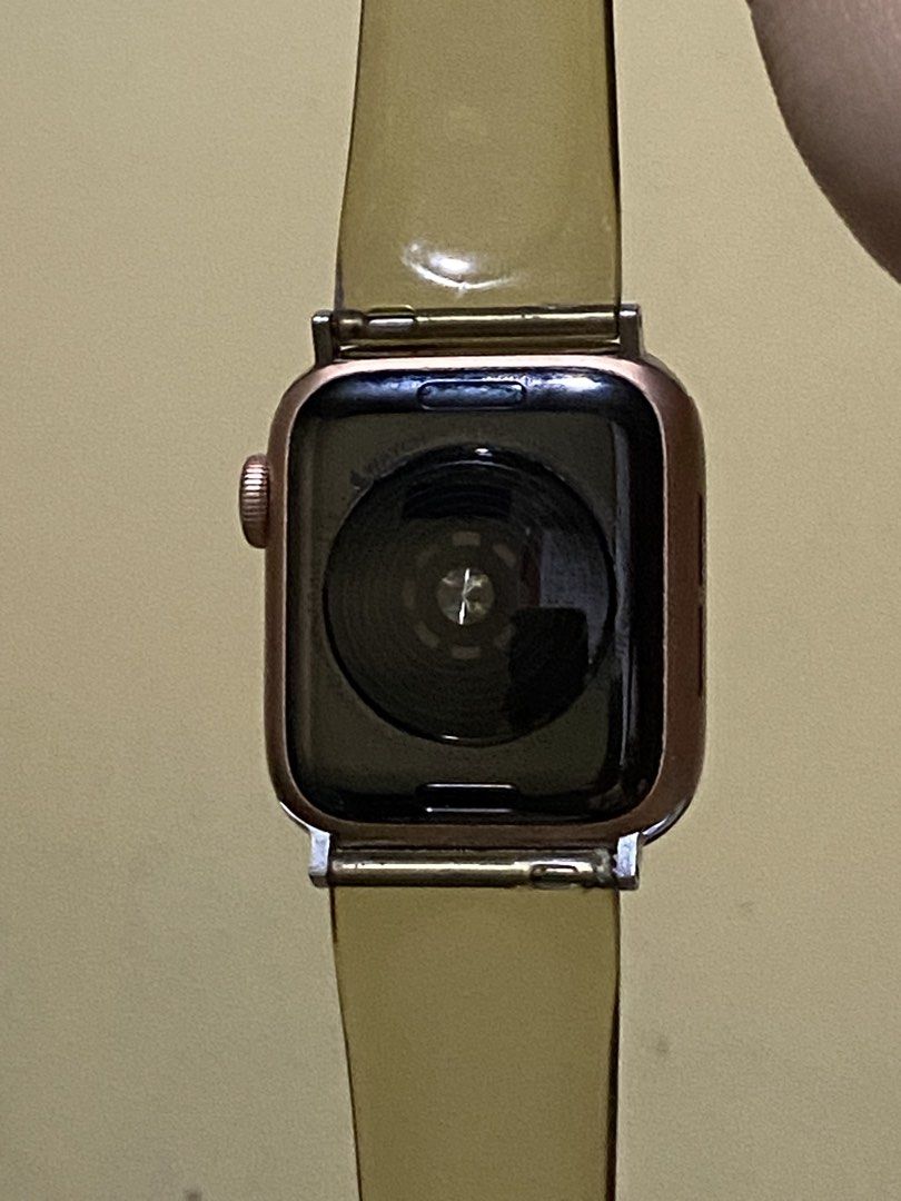 Apple Watch SE (Category: Wearables & Smart Watches) located in Manila. Submitted by ndecmaj (Listing ID 1469177166, Image 3). Description: ‼️ RUSH ‼️ ✔️ no other defects other than the surface scratches ✔️ iphone pairing works well ✔️ wire charger and three straps are included - can do meet up around QC and lalamove ‼️ RUSH ‼️.