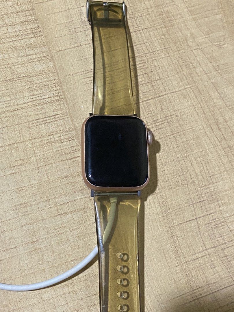 Apple Watch SE (Category: Wearables & Smart Watches) located in Manila. Submitted by ndecmaj (Listing ID 1469177166, Image 1). Description: ‼️ RUSH ‼️ ✔️ no other defects other than the surface scratches ✔️ iphone pairing works well ✔️ wire charger and three straps are included - can do meet up around QC and lalamove ‼️ RUSH ‼️.