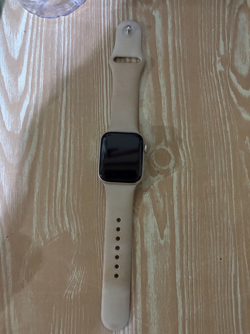 Apple Watch SE 2 (Category: Wearables & Smart Watches) located in Malolos. Submitted by manahanaj58 (Listing ID 1469303798, Image 3). Description: Minor scratches only! di sya halata. No issue 100% original. Unit and charger only. Rfs may bago na di na magagamit 91% Battery Health.
