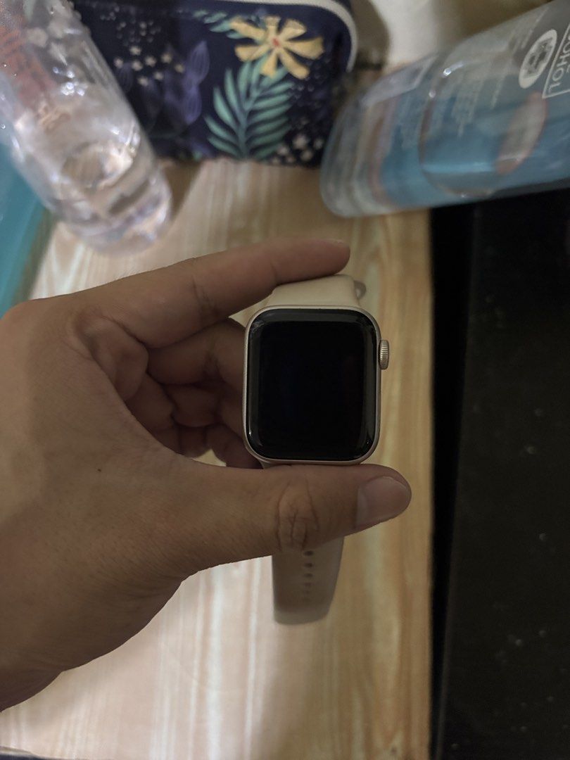 Apple Watch SE 2 (Category: Wearables & Smart Watches) located in Malolos. Submitted by manahanaj58 (Listing ID 1469303798, Image 2). Description: Minor scratches only! di sya halata. No issue 100% original. Unit and charger only. Rfs may bago na di na magagamit 91% Battery Health.