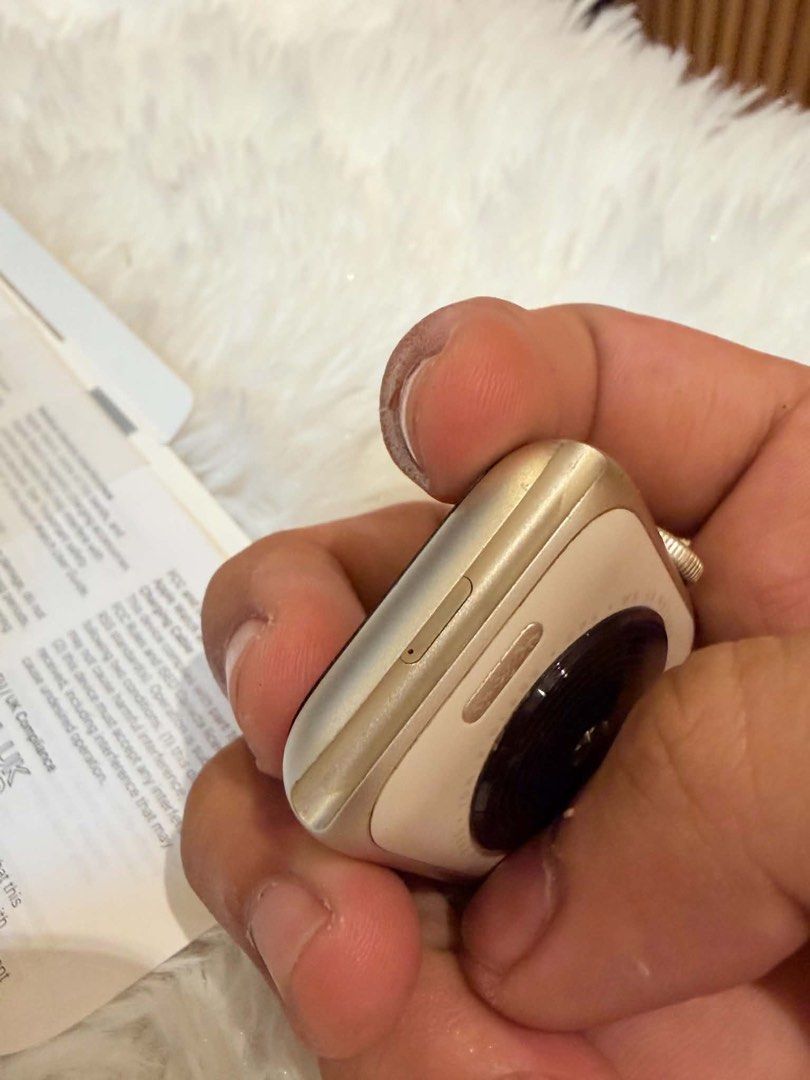 Apple Watch Se 2nd Gen 40mm (Category: Wearables & Smart Watches) located in Angeles City. Submitted by royal_vintage_thriftshop (Listing ID 1469322104, Image 3). Description: Apple Watch Se 2nd Gen 40mm starlight 88% battery health Complete with box and cord.