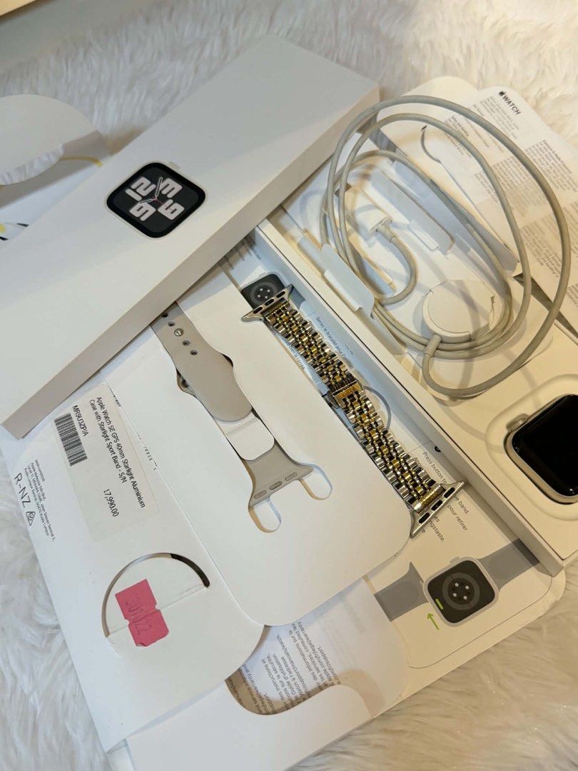 Apple Watch Se 2nd Gen 40mm (Category: Wearables & Smart Watches) located in Angeles City. Submitted by royal_vintage_thriftshop (Listing ID 1469322104, Image 1). Description: Apple Watch Se 2nd Gen 40mm starlight 88% battery health Complete with box and cord.