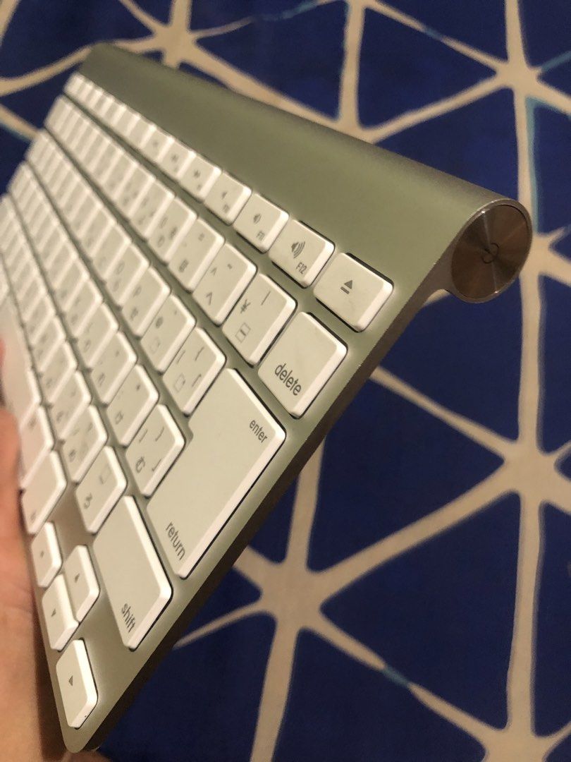Apple Wireless bluetooth Keyboard Compact (Category: Computer Keyboard) located in Quezon City. Submitted by markgolveo (Listing ID 1469283773, Image 3). Description: Apple Wireless bluetooth Keyboard Compact Tested working properly Very good crisp all buttons 2pcs AA batteries operated.