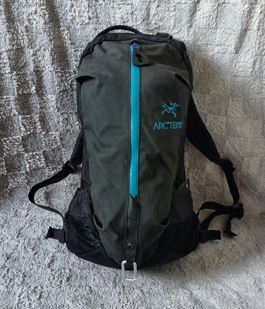 Arcteryx arro 22 backpack (Category: Backpacks) located in Asingan. Submitted by arnelpalaris8 (Listing ID 1469285140, Image 1). Description: Arcteryx Arro 22 Backpack Verygood condition PM ME • Capacity: 22 liters • Design: Distinctive vertical waterproof front pocket with a molded back panel • Branding: Iconic Arc'teryx fossil logo and text embroidered on the side • Usage: Popular for urban commuting, light day hikes, and gorpcore fashion..