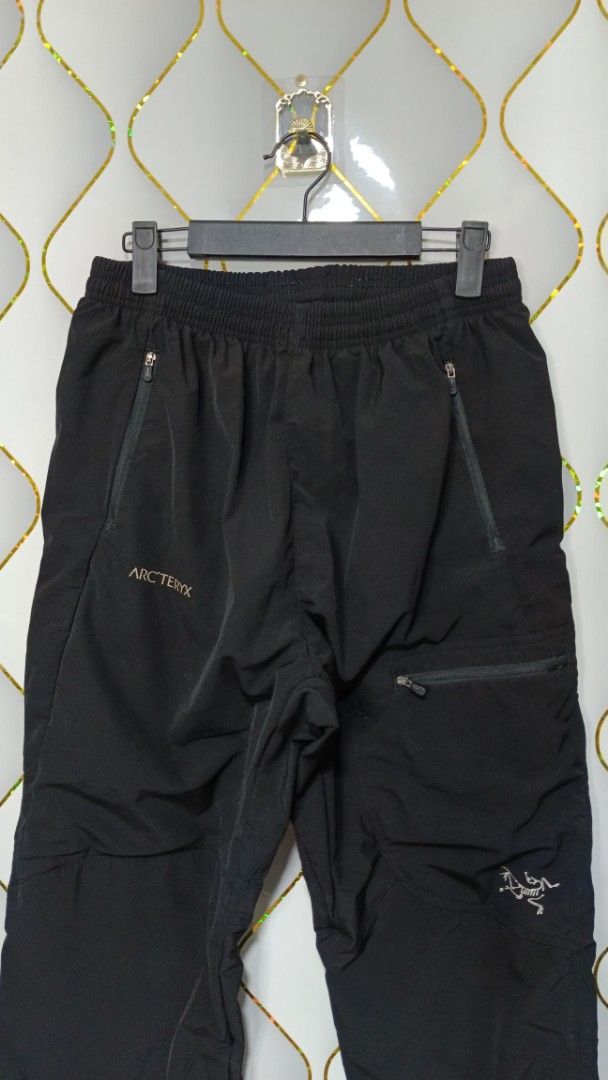 Arc'teryx Black Pants (Category: Trousers) located in Manila. Submitted by zariyah.1986 (Listing ID 1469174360, Image 2). Description: - Brand: Arc'teryx - Color: Black - Size: XXXL/TG - Features: Elastic waistband and multiple secure zip pockets on sides and thighs - Branding: White embroidered Arc'teryx logo on right hip and fossil logo near left lower leg - Origin: Made in Vietnam - Ideal for: Outdoor activities, hiking, or stylish casual wear