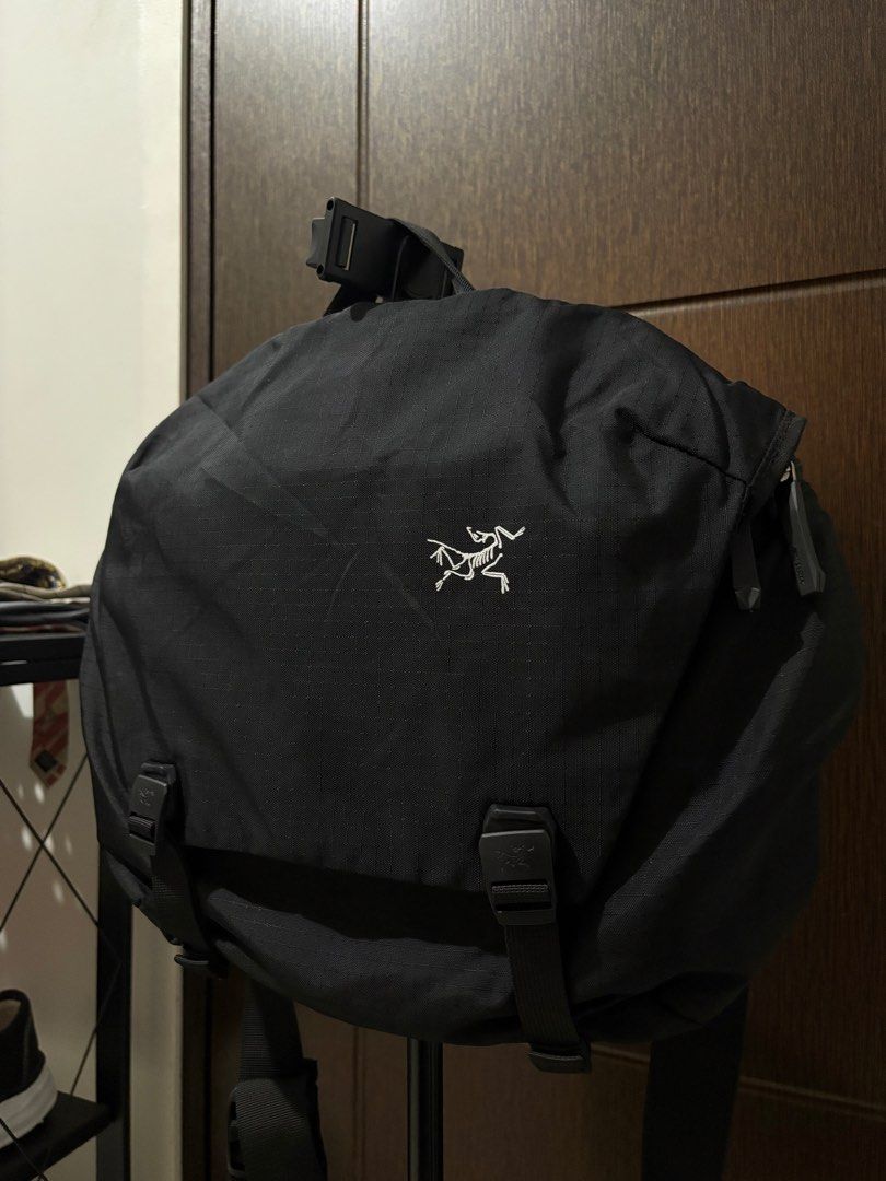 ARCTERYX GRANVILLE SHOULDER BAG (Category: Sling Bags) located in Naga. Submitted by sislovesme (Listing ID 1469225450, Image 3). Description: •9/10 CONDITION •SIGN OF WEAR •ONE SIZE.