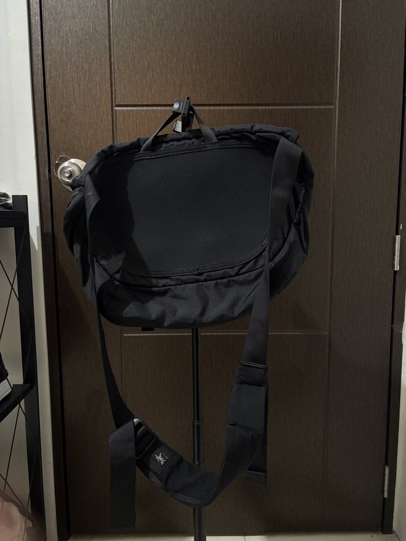 ARCTERYX GRANVILLE SHOULDER BAG (Category: Sling Bags) located in Naga. Submitted by sislovesme (Listing ID 1469225450, Image 2). Description: •9/10 CONDITION •SIGN OF WEAR •ONE SIZE.