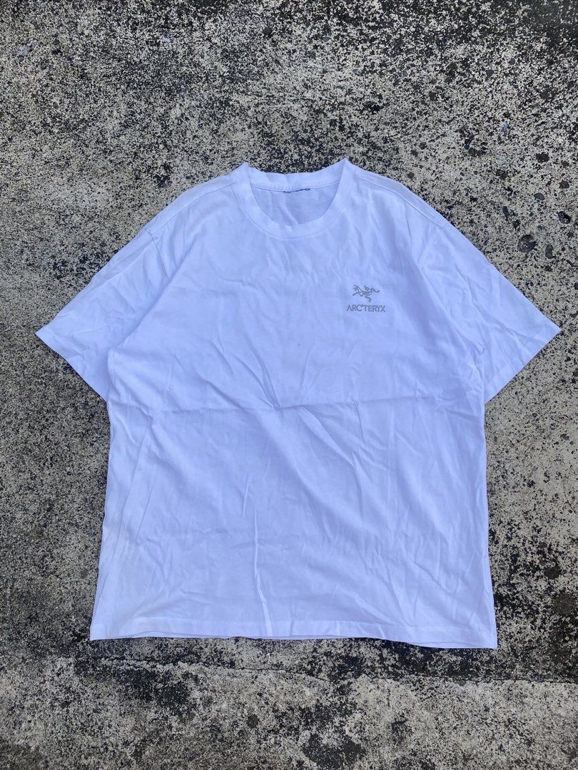 Arc'teryx White Tech T-Shirt (Category: Tshirts & Polo Shirts ) located in Alcala. Submitted by georgetorr31608 (Listing ID 1469281052, Image 1). Description: Dm sa details .