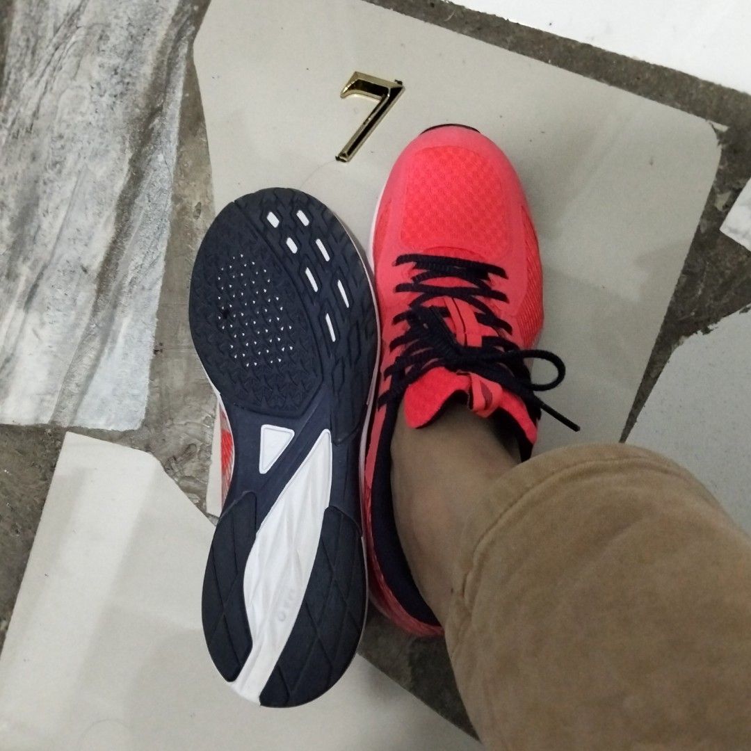 Asics (Category: Sneakers) located in El Salvador. Submitted by francheskaukayukay (Listing ID 1469253971, Image 3). Description: size 6/7.