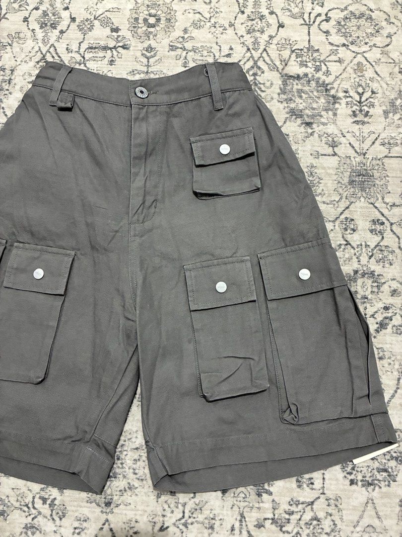 ASUS Multi-Pocket Utility Shorts (Category: Shorts) located in Quezon City. Submitted by selling2survive (Listing ID 1469178262, Image 2). Description: Waist: 26-30 Length: 22 Heavyweight Fabric As new No issue.