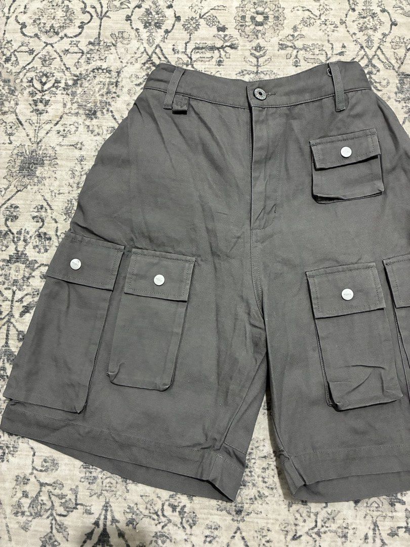 ASUS Multi-Pocket Utility Shorts (Category: Shorts) located in Quezon City. Submitted by selling2survive (Listing ID 1469178262, Image 3). Description: Waist: 26-30 Length: 22 Heavyweight Fabric As new No issue.