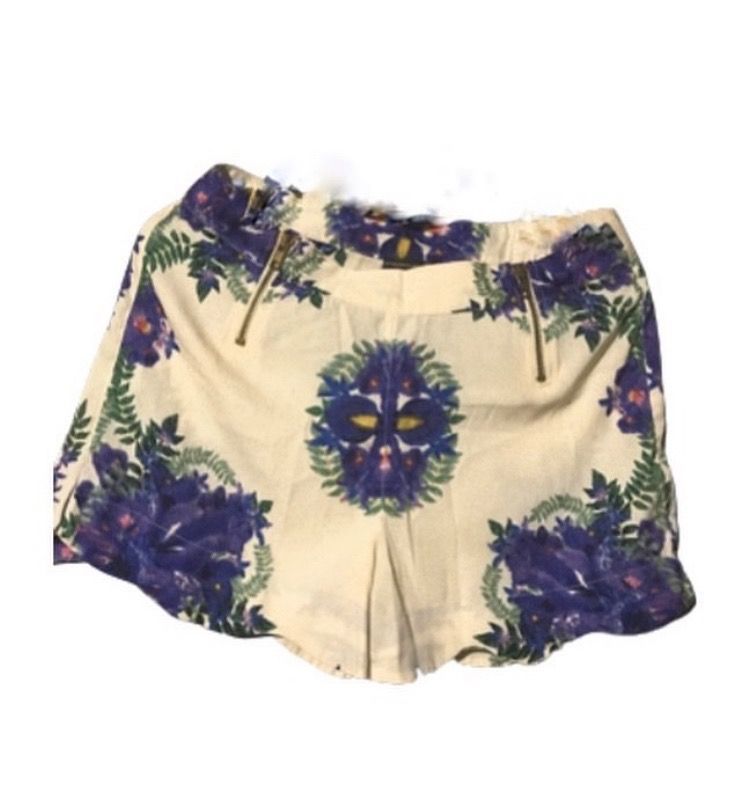 ATMOSPHERE CREAM FLORAL SHORTS (Category: Shorts) located in Marikina City. Submitted by minimalistmanila (Listing ID 1469322561, Image 2). Description: Atmosphere cream floral shorts. Fits medium 28. Bought in Primark London. Never worn. Order now! *Model is 5'5..