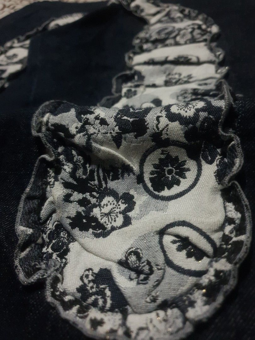 Authentic Evisu Daicock embroid selvedge pants (Category: Jeans) located in San Fernando. Submitted by retro.district. (Listing ID 1469370639, Image 3). Description: - Authentic Evisu Daicock embroid selvedge pants - Size: Small Waistline: 32 Length: 37 Thighs: 11 Leg Opening: 7.5.