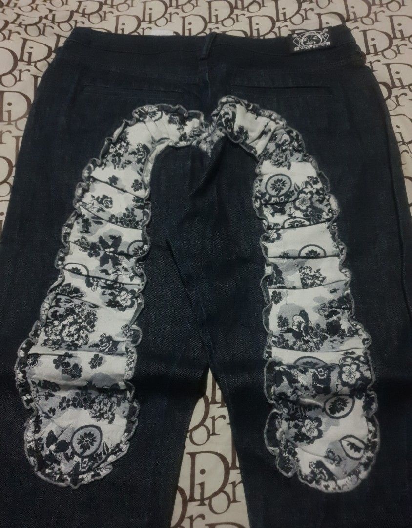 Authentic Evisu Daicock embroid selvedge pants (Category: Jeans) located in San Fernando. Submitted by retro.district. (Listing ID 1469370639, Image 2). Description: - Authentic Evisu Daicock embroid selvedge pants - Size: Small Waistline: 32 Length: 37 Thighs: 11 Leg Opening: 7.5.