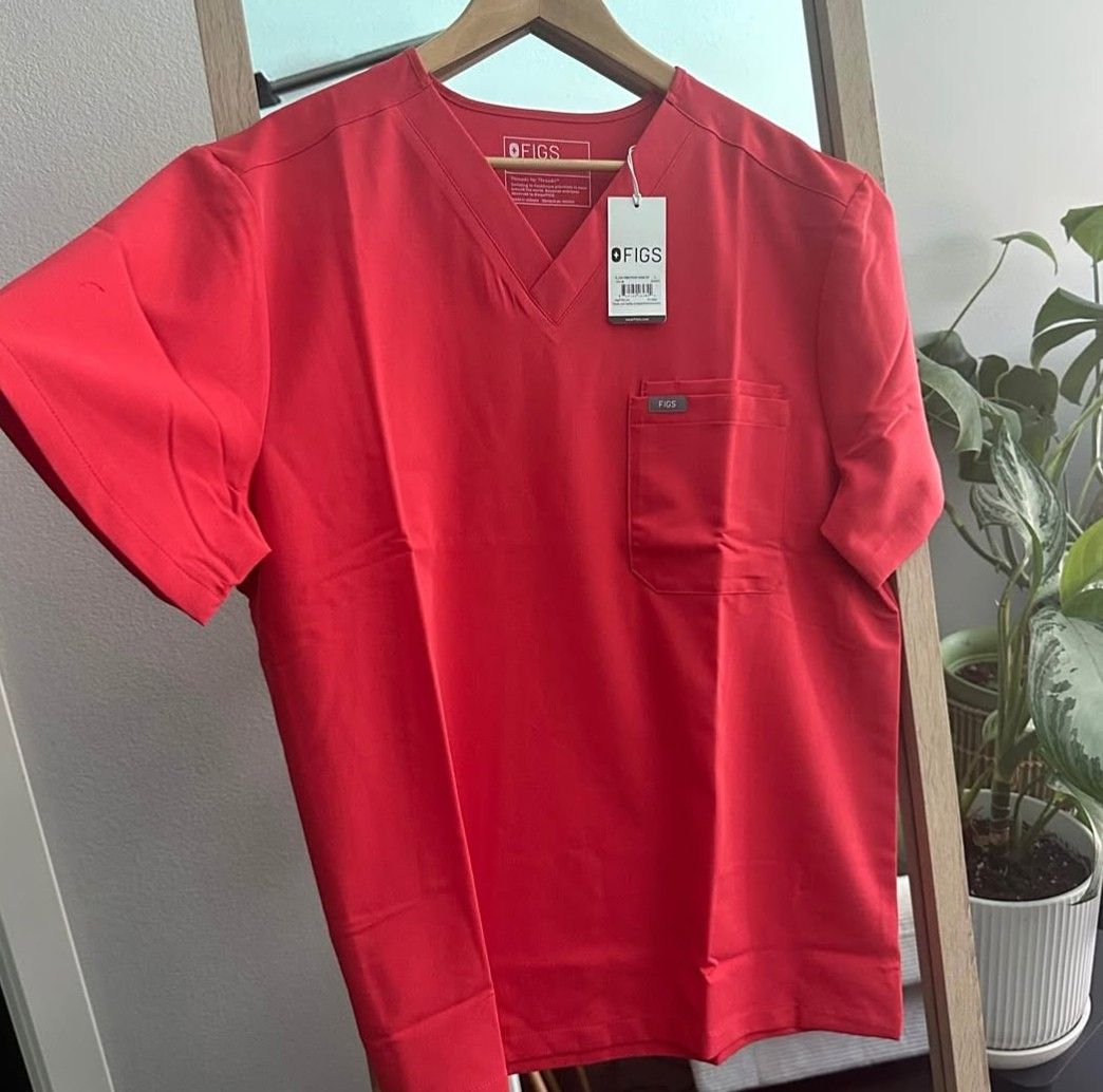 Authentic FIGS Men’s Scrub Set (Top & Pants, New with Tags) (Category: Activewear) located in San Juan. Submitted by docpratty (Listing ID 1469212171, Image 2). Description: New, never worn FIGS men’s scrub set Size: XL top, L bottom.