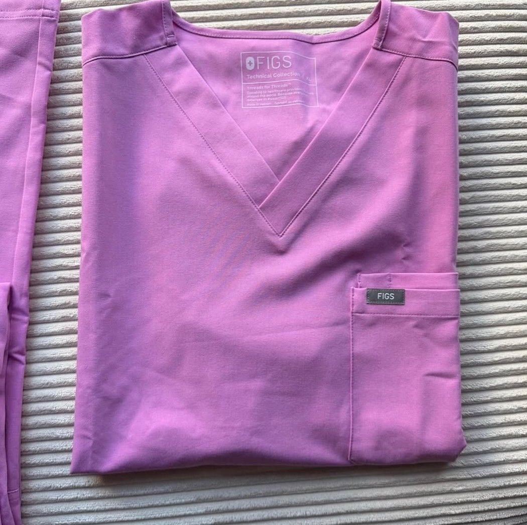 Authentic FIGS Men’s Scrub Top + Pants (Category: Activewear) located in San Juan. Submitted by docpratty (Listing ID 1469204552, Image 2). Description: Authentic FIGS Men’s Scrub Top + Pants Leon Scrub Top in size XL; Cairo Scrub Pants in size L Brand new, never worn! Originally priced at 98 dollars, selling for 1,999 pesos only!.