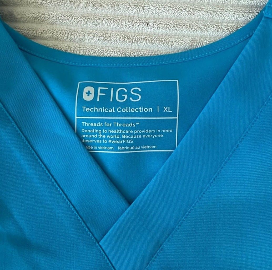 Authentic FIGS Men’s Scrub Top + Pants (Category: Activewear) located in San Juan. Submitted by docpratty (Listing ID 1469209566, Image 2). Description: New Without Tags FIGS Leon Scrub Top – Size XL FIGS Cargo Scrub Pants – Size L Check out my other listings for more scrubs! Discounts are available for multiple purchases..