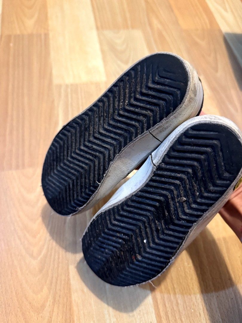Authentic Golden Goose Kids Glitter GGDB (Category: Babies & Kids Fashion) located in Manila. Submitted by withlovesam (Listing ID 1469287769, Image 3). Description: 19cm insole so pretty and rare!!.
