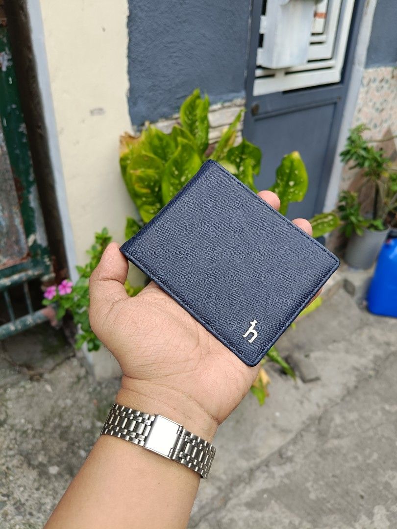 Authentic Hazzys Short Clip Bifold Wallet Preloved (Category: Wallets & Card Holders) located in Taguig. Submitted by handpickedreplay (Listing ID 1469391036, Image 2). Description: Authentic Hazzys Short Clip Bifold Wallet ⛔ Excellent condition to almost new condition. Guaranteed authentic because it is personally purchased in Incheon South Korea for 9,800. ⛔ With card slots, money slots and pictures slots. No issue . Taguig City Location, No CO