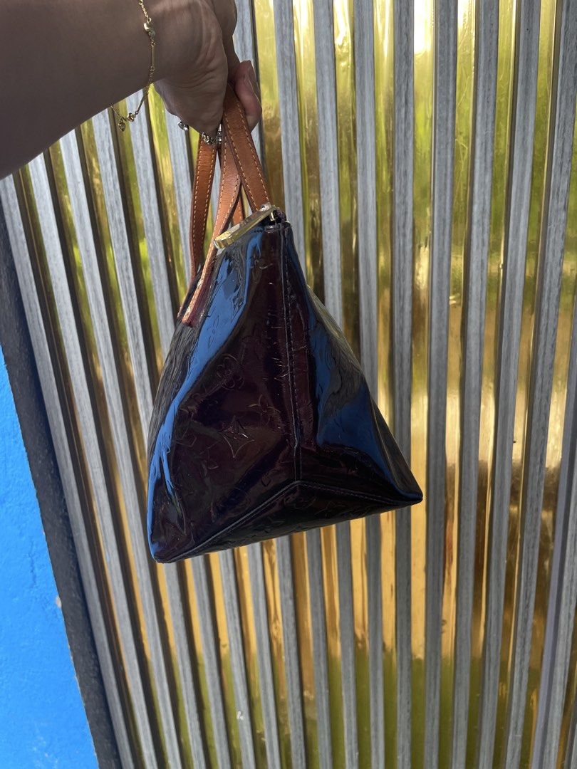 Authentic Lv vernis (Category: Luxury Bags & Wallets) located in Mambajao. Submitted by keysse1432 (Listing ID 1469173541, Image 2). Description: Authentic Japan source no major issue .