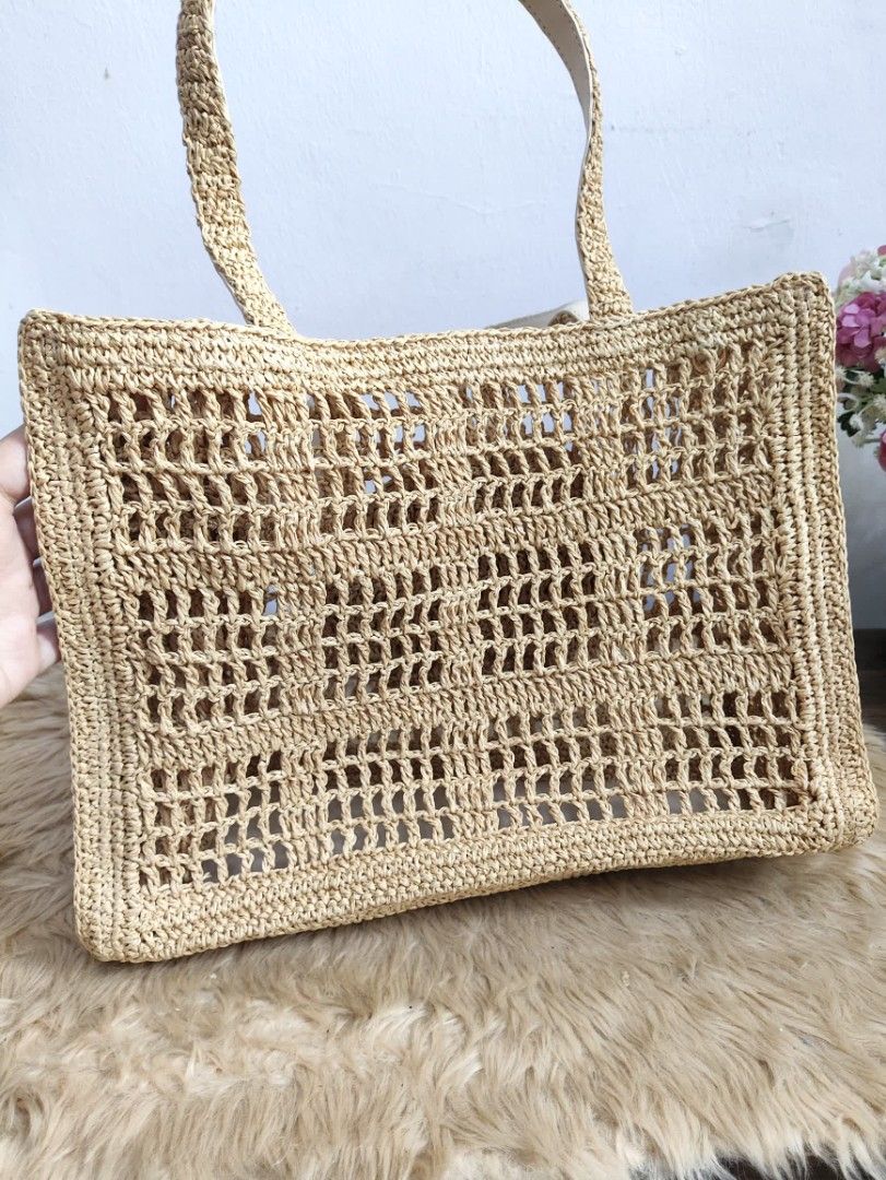 Authentic Tory Burch Ella raffia tote bag (Category: Tote Bags) located in Rizal. Submitted by hsiri1128 (Listing ID 1469303603, Image 2). Description: 📌From Japan Balikbayan box 💯✔️Legit CONDITION : 9/10 ISSUE / FLAWS : None. unused condition MATERIAL : raffia DETAILS : semi medium size. fit laptop up to 13 inch.
