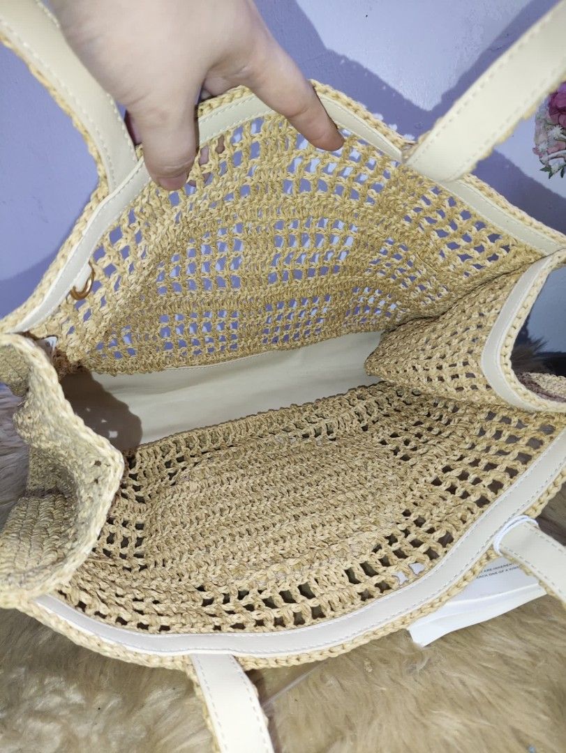 Authentic Tory Burch Ella raffia tote bag (Category: Tote Bags) located in Rizal. Submitted by hsiri1128 (Listing ID 1469303603, Image 3). Description: 📌From Japan Balikbayan box 💯✔️Legit CONDITION : 9/10 ISSUE / FLAWS : None. unused condition MATERIAL : raffia DETAILS : semi medium size. fit laptop up to 13 inch.