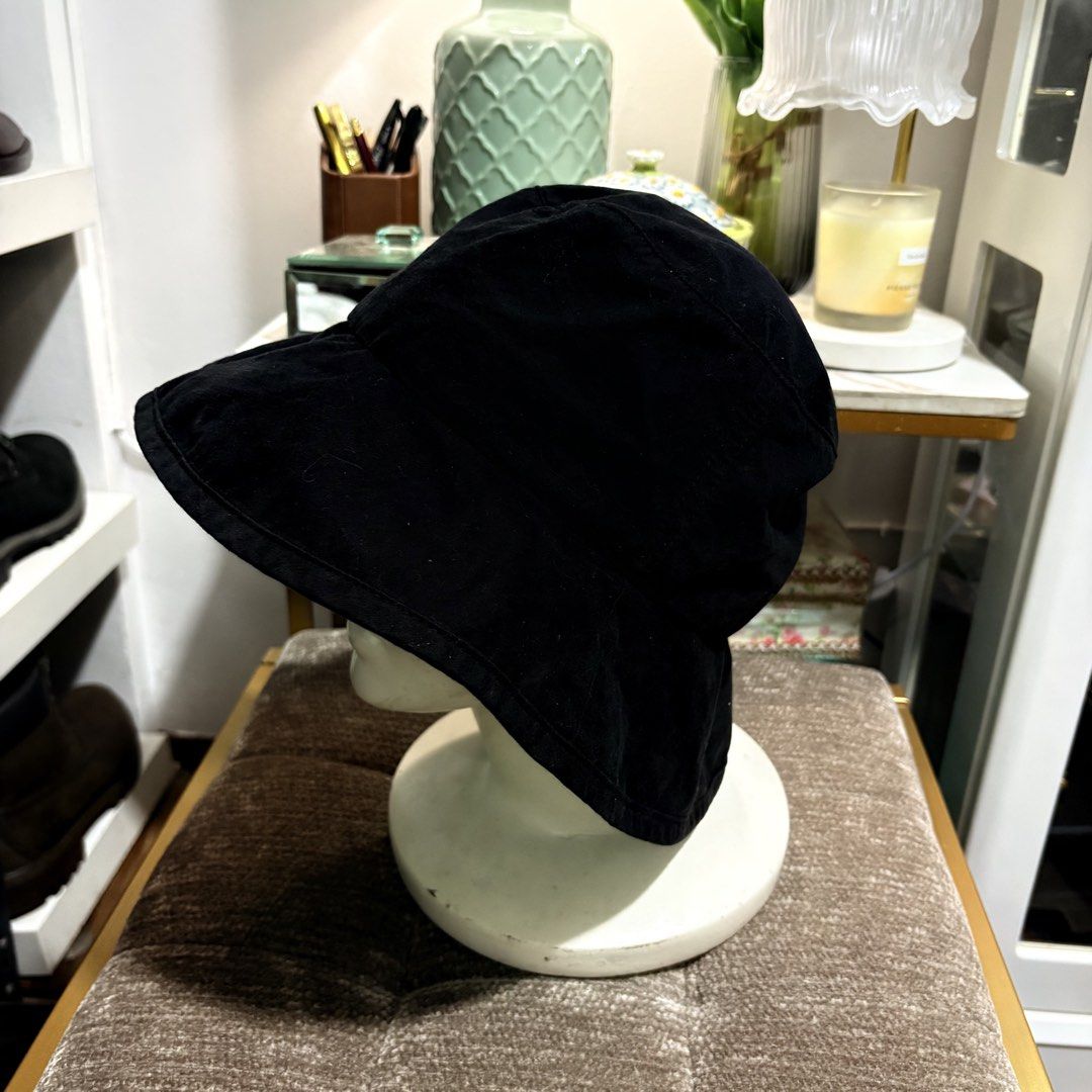 Authentic Valsar Black Backet Hat (Category: Hats & Beanies) located in Binangonan. Submitted by makoleksyon (Listing ID 1469268364, Image 2). Description: Excellent condition Like new No flaws Bought in Japan Free size Bought in Japan 💯% Authentic Money back guarantee .