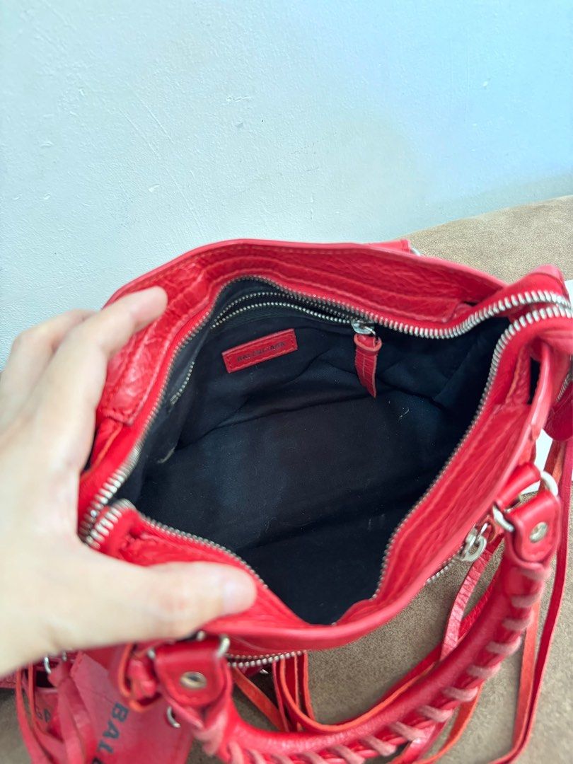 balenciaga (Category: Shoulder Bags) located in Manila. Submitted by ma_lux (Listing ID 1469366221, Image 3). Description: w entrupy.