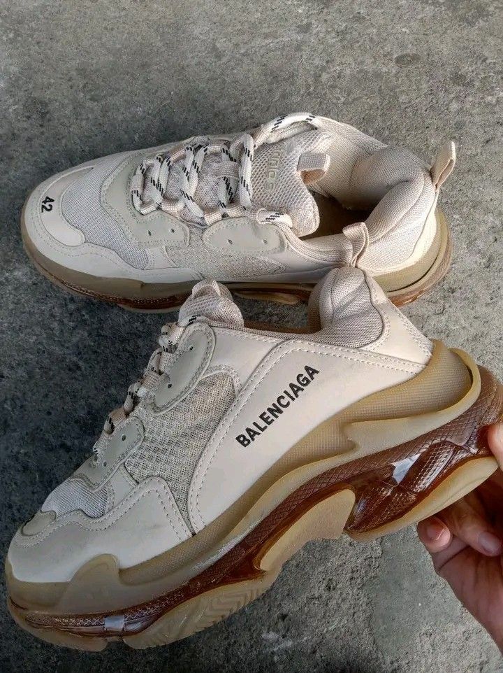 Balenciaga Triple s Chunky sneakers (Category: Sneakers) located in Koronadal. Submitted by joeannmahi28609 (Listing ID 1469168019, Image 1). Description: Balenciaga triple s chunky sneakers made in China size eur 42 for men only coded in goods condition ukay source sino bet nito gnda nito parang chocolate brown kulay nya mine nyo na.
