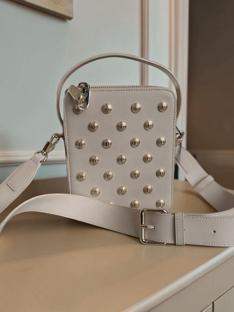 BALMAIN WOMEN BAG (Category: Clutches) located in Angeles City. Submitted by truehawk_95a40c (Listing ID 1469361869, Image 3). Description: MARK DOWN SALE ‼️‼️ balmain women bag available onhand & ready to ship ₱5,990 only with paperbag.