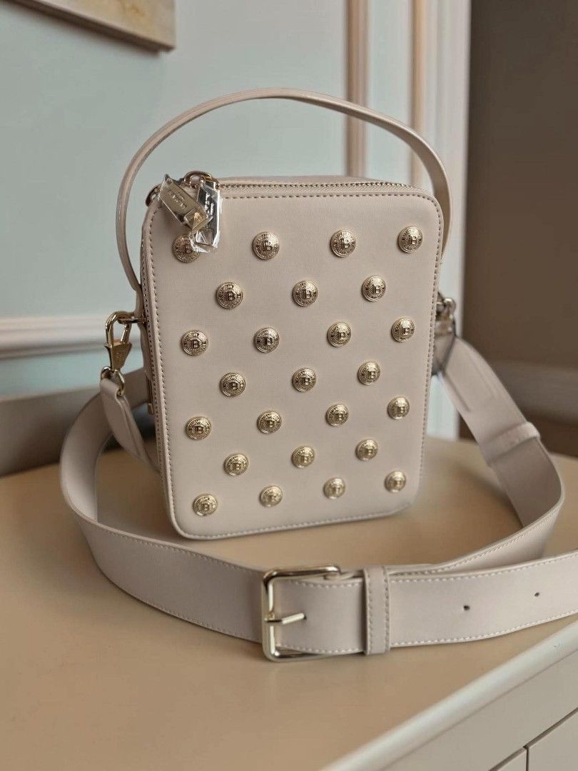 BALMAIN WOMEN BAG (Category: Clutches) located in Angeles City. Submitted by truehawk_95a40c (Listing ID 1469361869, Image 1). Description: MARK DOWN SALE ‼️‼️ balmain women bag available onhand & ready to ship ₱5,990 only with paperbag.