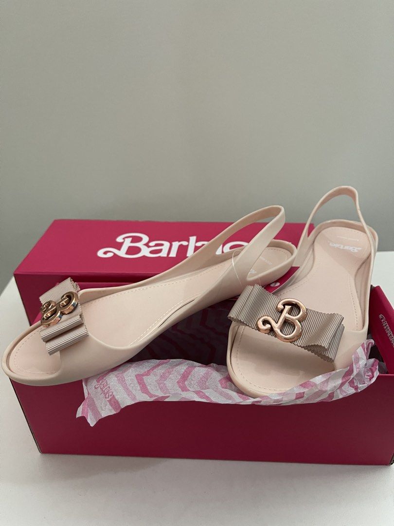 Barbie Nage Slingback Flats Nude Size 36 (Category: Flats & Sandals) located in Quezon City. Submitted by bravehorse_f1f6d5 (Listing ID 1469287093, Image 1). Description: - Brand: Barbie (Nage model) - Style: Slingback flats with open-toe design - Color: Versatile nude - Size: EU 36 - Details: Cute ribbon bow with gold 'B' monogram - Condition: Brand new - Inclusions: Original pink Barbie box and packaging tissue - Perfect for gifting or adding a