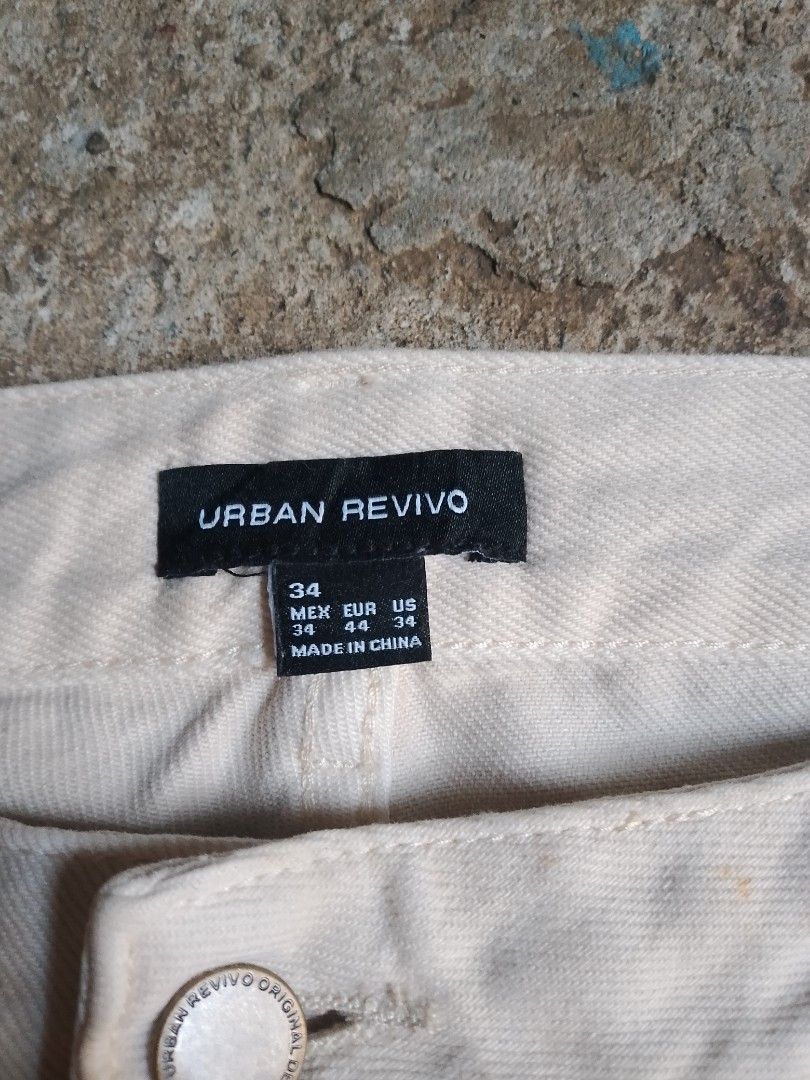 BARREL PANTS EMBROIDERED (Category: Jeans) located in Manila. Submitted by dmdump1069995 (Listing ID 1469301537, Image 2). Description: 🏷️MASSIVE CREAM WHITE BARREL BAGGY PANTS BRAND: URBAN REVIVO •waistline: 34 - 36 •length: 42.5 •thigh: 15 •leg opening: 9 •heavy x hard denim •issue none •need wash •color rate 10/10.