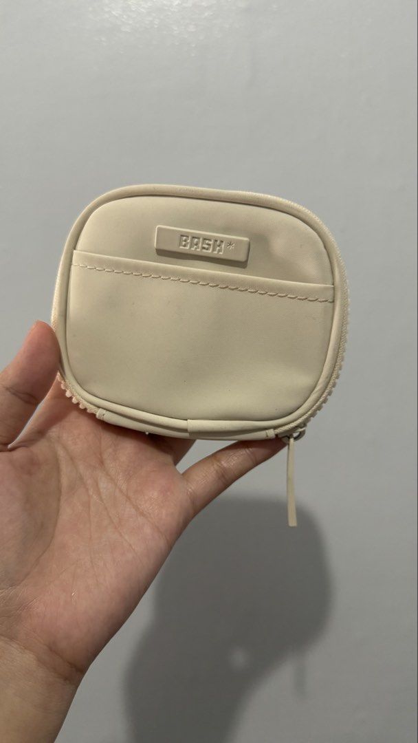 Bash Cardholder in Bone (Category: Wallets & Card holders) located in Quezon City. Submitted by leiimeiii (Listing ID 1469169957, Image 3). Description: •BASH Essentials Cardholder in Bone • With minimal flaws ( kindly check photos) •RFS: not using this much.