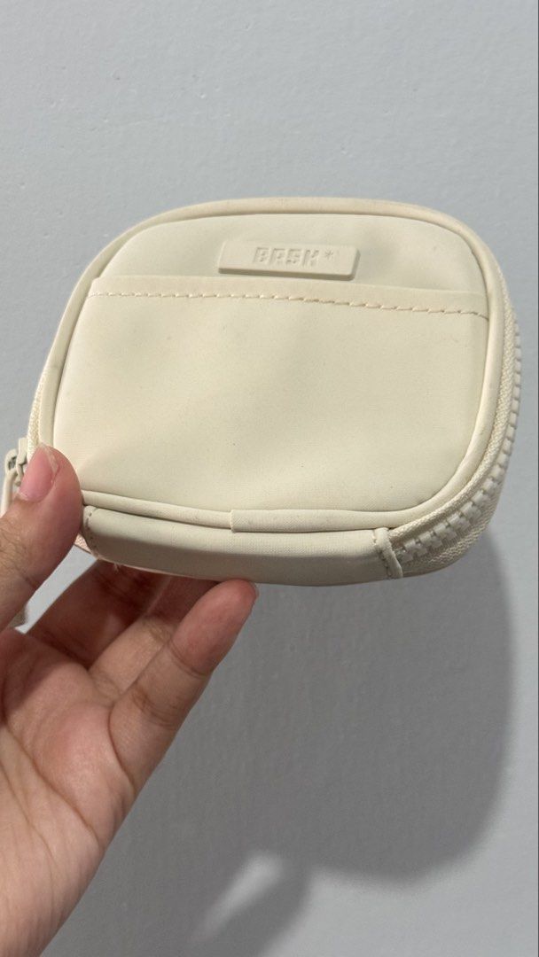 Bash Cardholder in Bone (Category: Wallets & Card holders) located in Quezon City. Submitted by leiimeiii (Listing ID 1469169957, Image 2). Description: •BASH Essentials Cardholder in Bone • With minimal flaws ( kindly check photos) •RFS: not using this much.