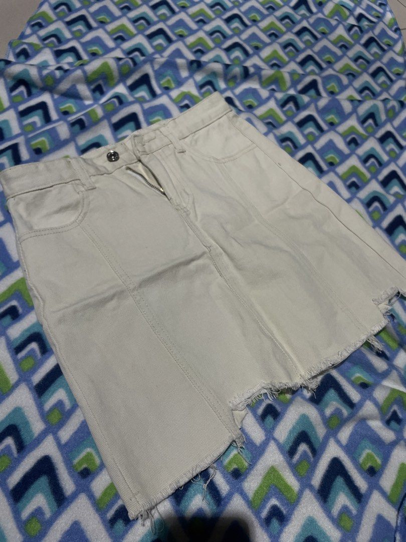 Beige Denim Skirt (Category: Skirts) located in Manila. Submitted by sapsari (Listing ID 1469299883, Image 1). Description: - Size: M: 27 - Color: Off-white .