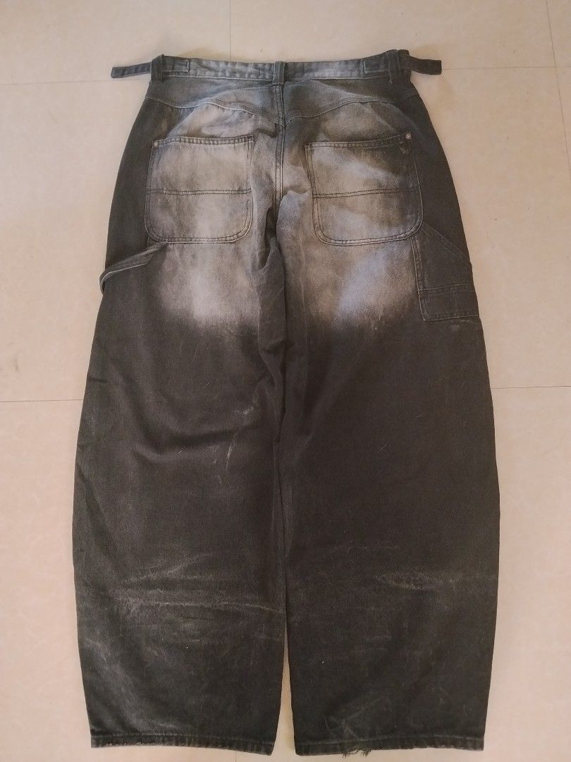 BERSHKA CARPENTER PANTS (Category: Jeans) located in Bulacan. Submitted by sleepyblackfish (Listing ID 1469302461, Image 1). Description: W:34-36 L:45.5 LEGHOLE:11 issue: heeldrag and need wash.