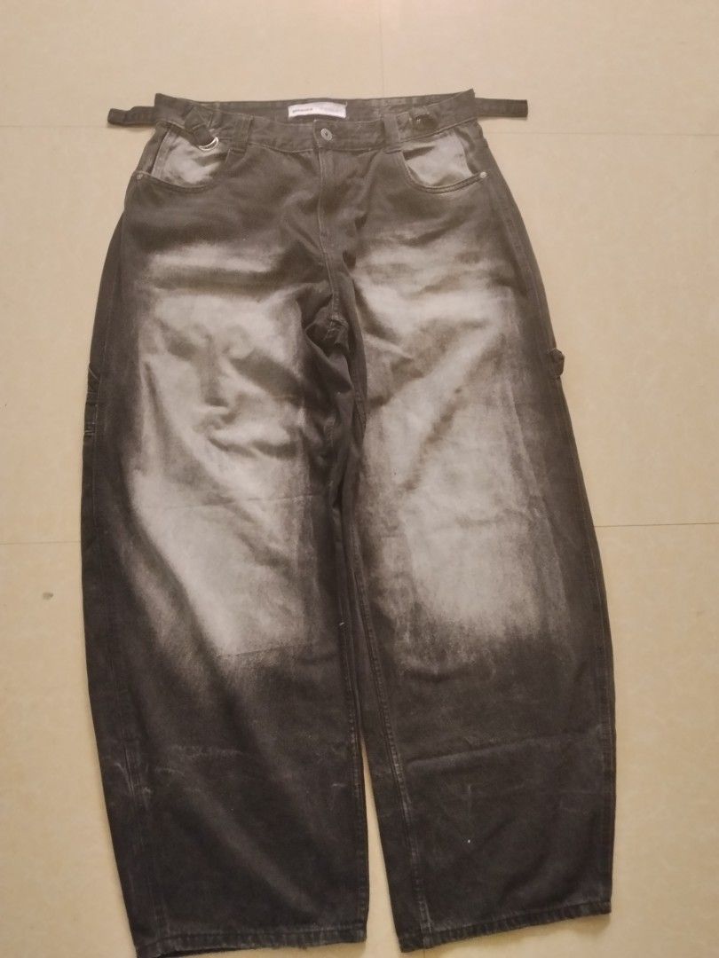 BERSHKA CARPENTER PANTS (Category: Jeans) located in Bulacan. Submitted by sleepyblackfish (Listing ID 1469302461, Image 2). Description: W:34-36 L:45.5 LEGHOLE:11 issue: heeldrag and need wash.